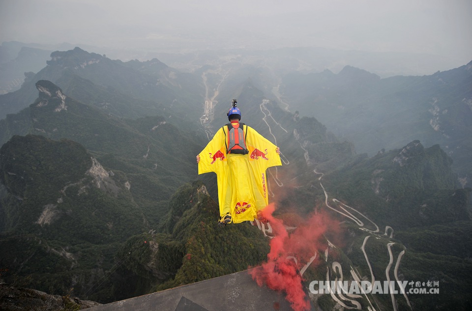 翼装飞行选手试飞张家界天门山