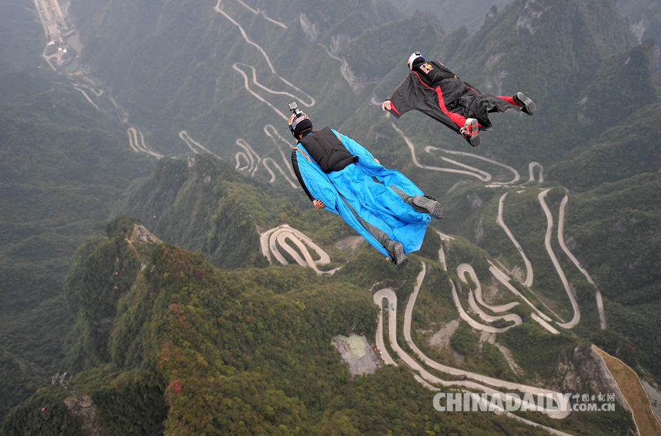 翼装飞行选手试飞张家界天门山