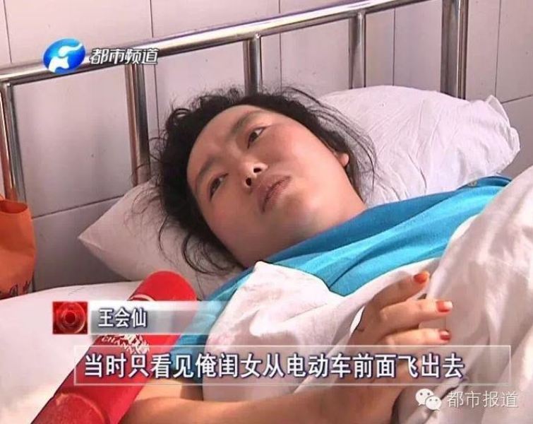 3岁女童独自照顾车祸妈妈 肇事司机逃逸