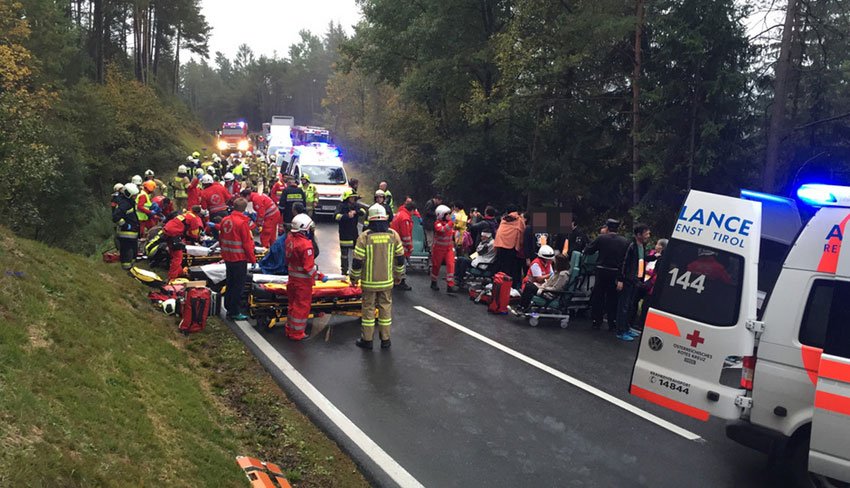 中国游客大巴在奥地利遇车祸 22人受伤1人重伤