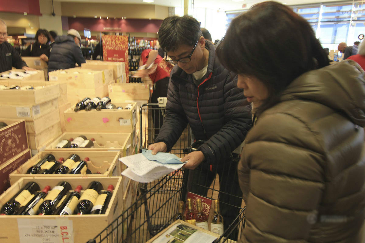 中国移民在加拿大生活奢侈 高端红酒排队抢购