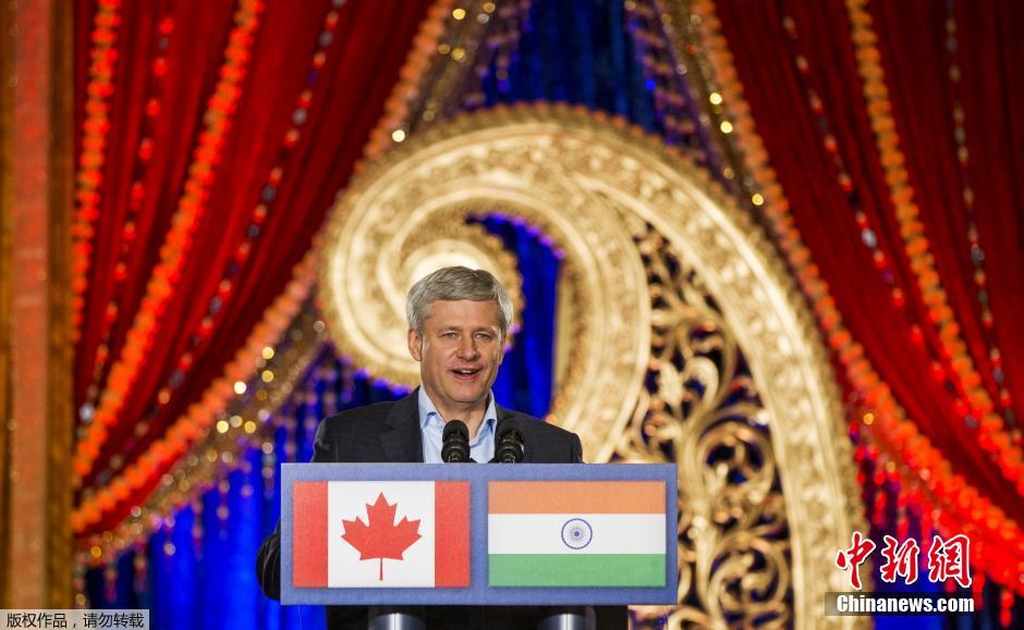 加拿大总理哈珀参加竞选集会 妻子献艺热舞为夫助阵