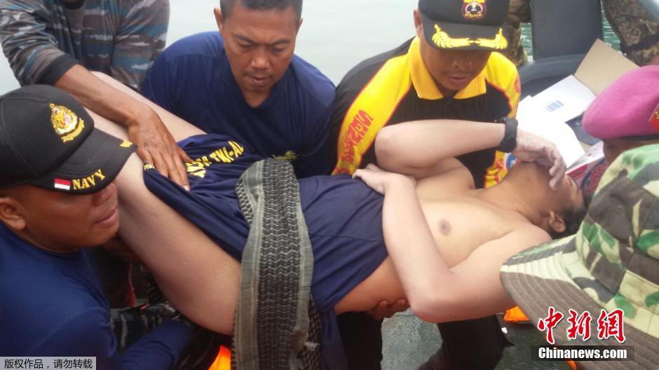 男子遭坠机幸运逃生 漂浮2天后全身赤裸获救