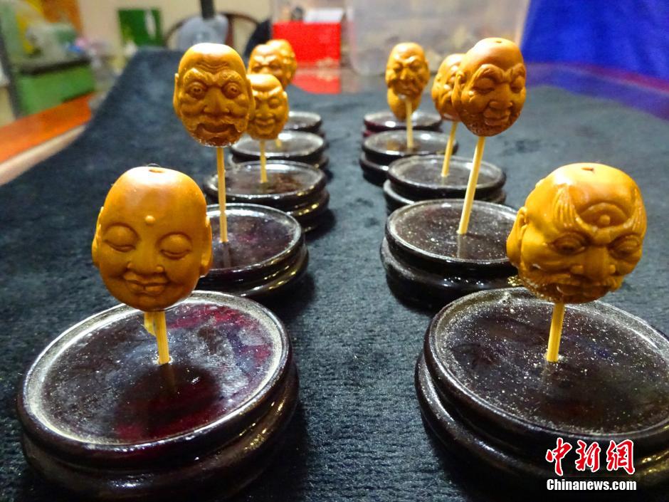 郑州核雕艺人橄榄核上展现“双面十八罗汉”