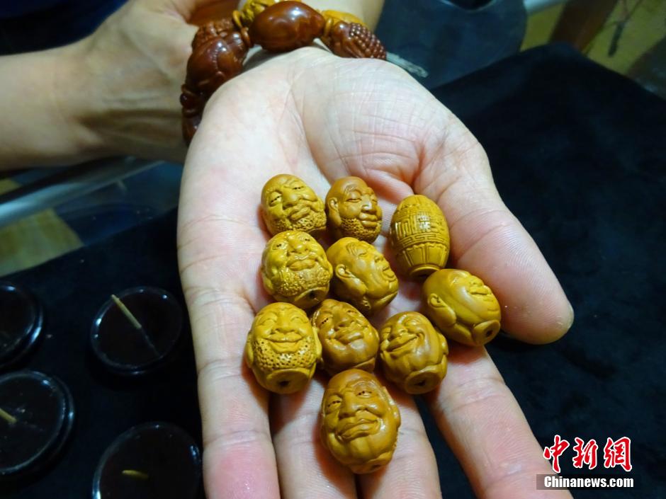 郑州核雕艺人橄榄核上展现“双面十八罗汉”