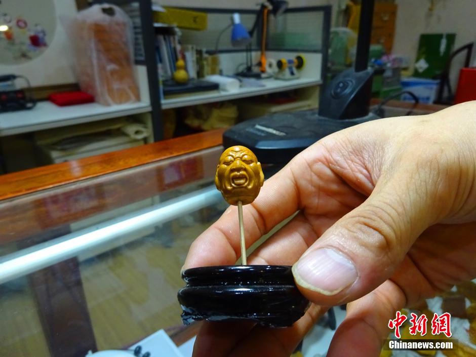 郑州核雕艺人橄榄核上展现“双面十八罗汉”
