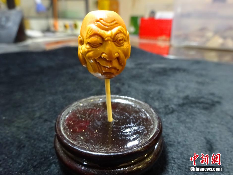 郑州核雕艺人橄榄核上展现“双面十八罗汉”