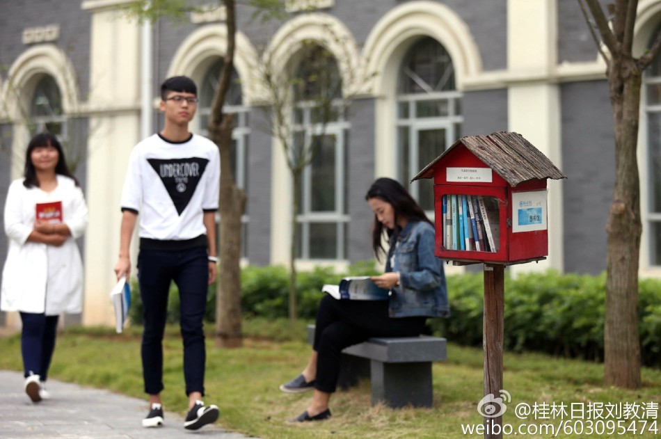 大学“鸟巢图书馆” 借一本放一本