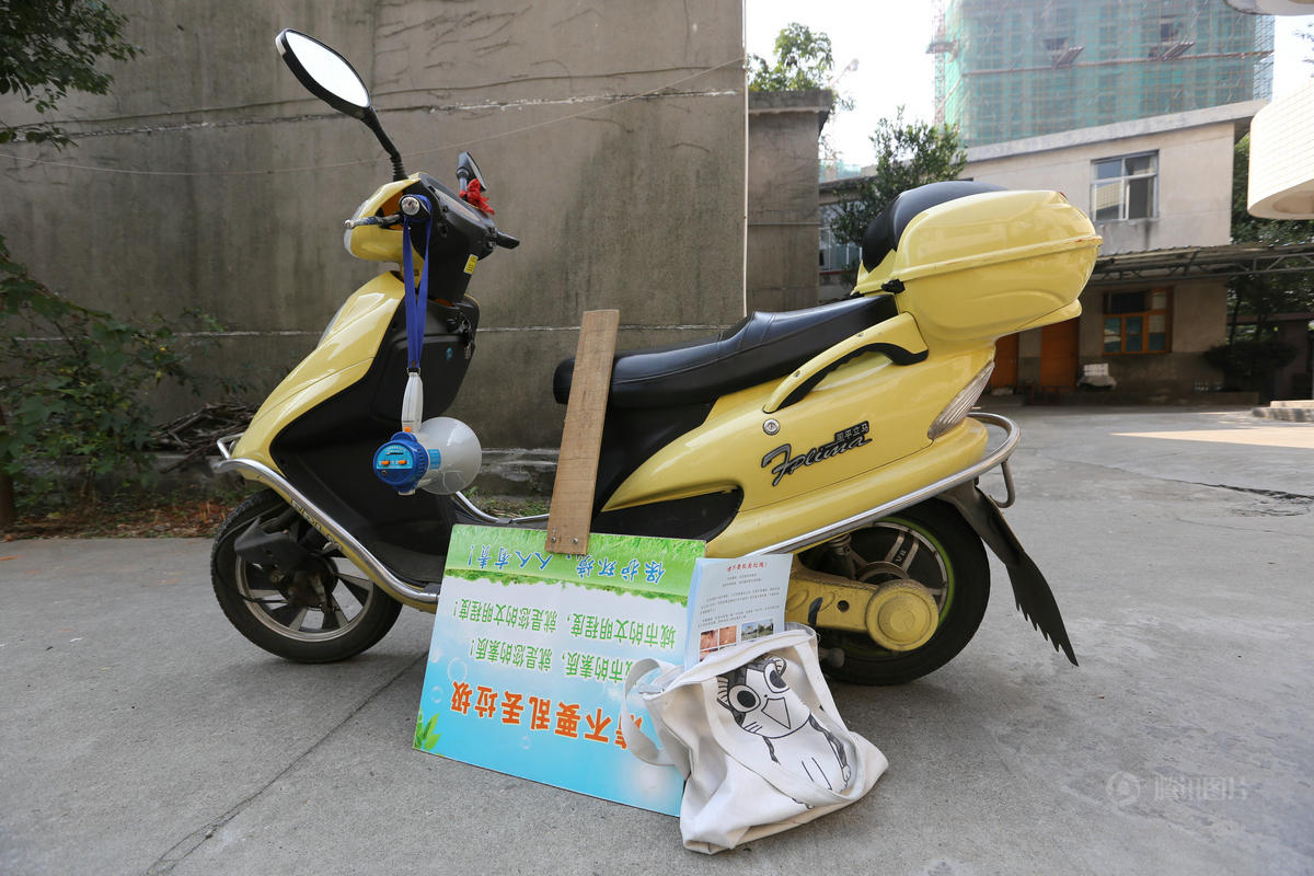 湖南男子长年闹市举牌劝人勿乱丢垃圾