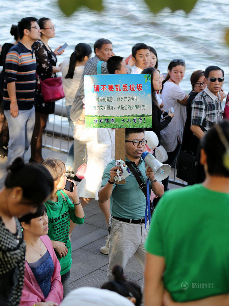湖南男子长年闹市举牌劝人勿乱丢垃圾