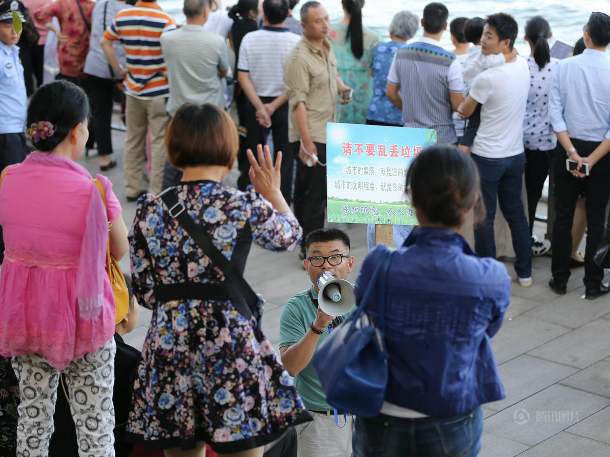 湖南男子长年闹市举牌劝人勿乱丢垃圾