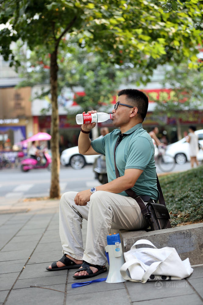 湖南男子长年闹市举牌劝人勿乱丢垃圾