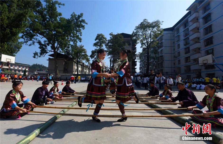 广西侗乡三江中学上演民俗运动会