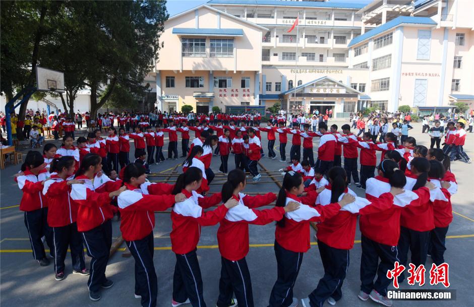 广西侗乡三江中学上演民俗运动会