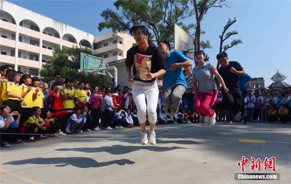 广西侗乡三江中学上演民俗运动会