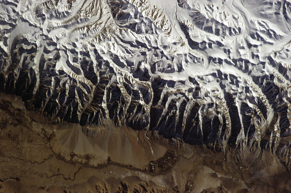 加拿大宇航员太空站拍摄地球美景 震撼壮观