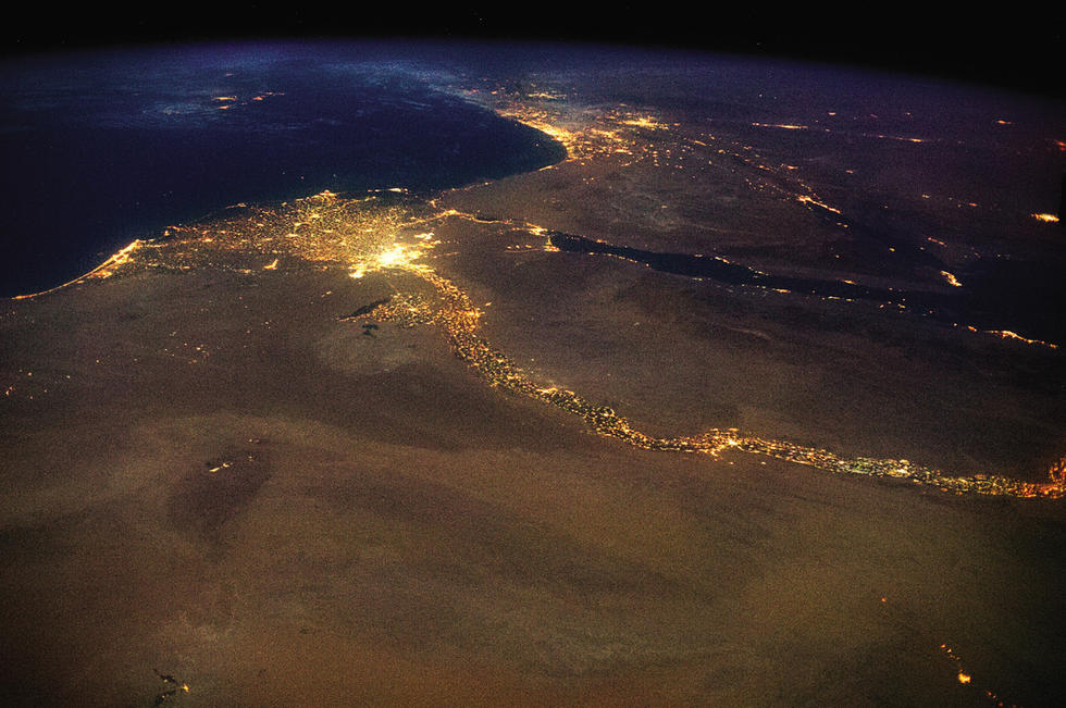 加拿大宇航员太空站拍摄地球美景 震撼壮观