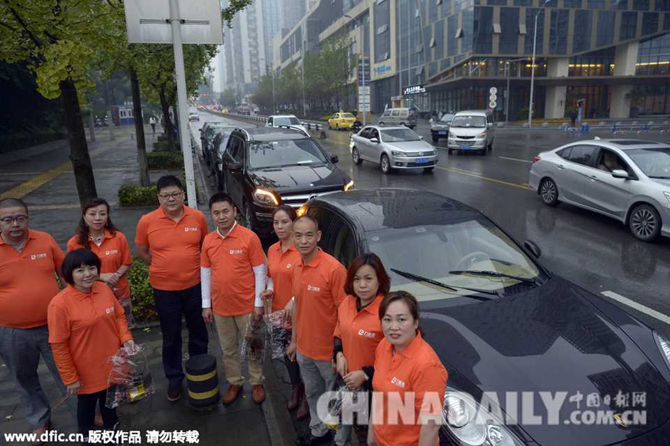  重庆 :一群 富豪 开豪车 捡垃圾 8个月[1]- 中国日报