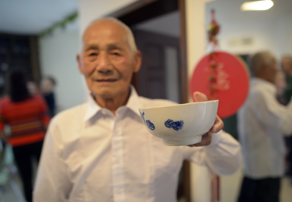 重庆97岁老人能用三只手指做俯卧撑