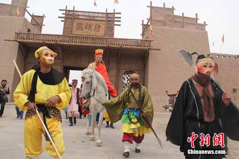 新疆巴楚再现“唐僧师徒蔚头国通关”情景