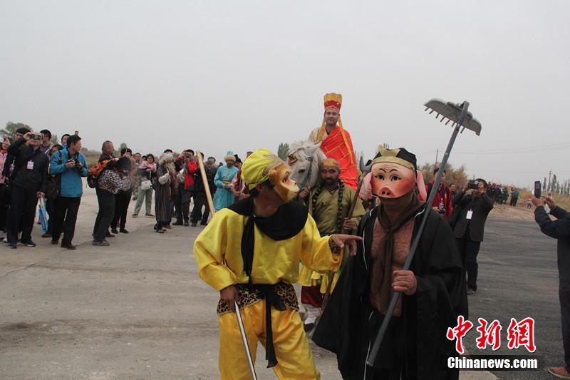 新疆巴楚再现“唐僧师徒蔚头国通关”情景