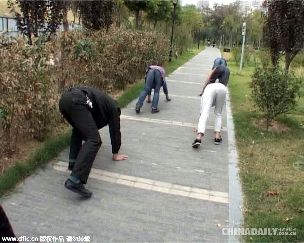 郑州公园惊现爬行锻炼 远看似真人版“植物大战僵尸”