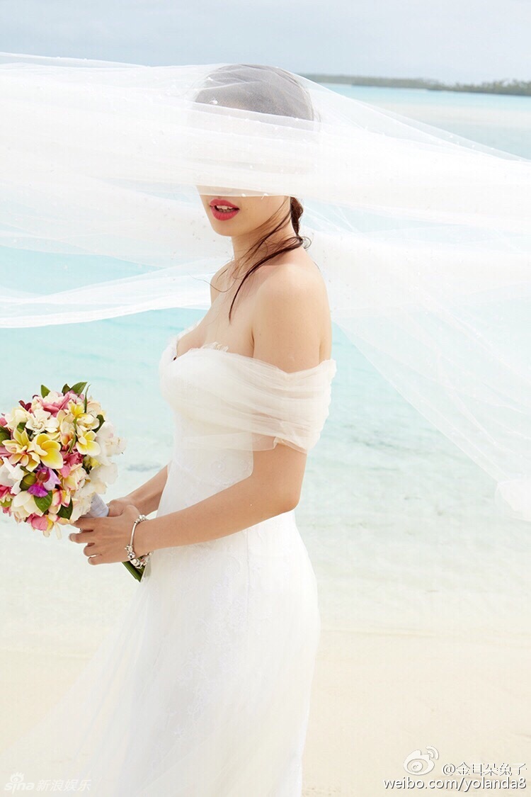组图王宝强夫妇海岛拍婚纱照拥抱牵手显甜蜜