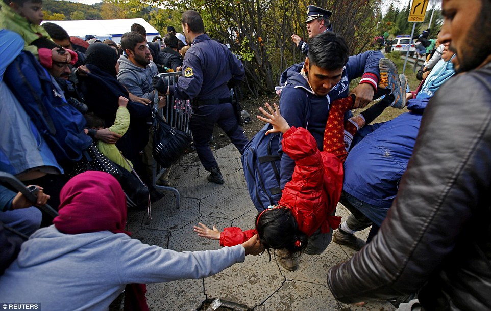大批难民涌入斯洛文尼亚 警察骑马护送