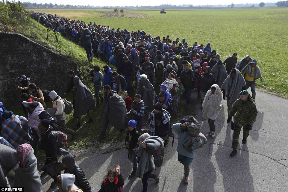 大批难民涌入斯洛文尼亚 警察骑马护送