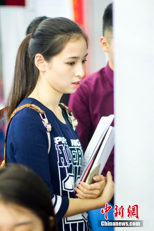 浙江传媒学院举行招聘会 现场美女云集