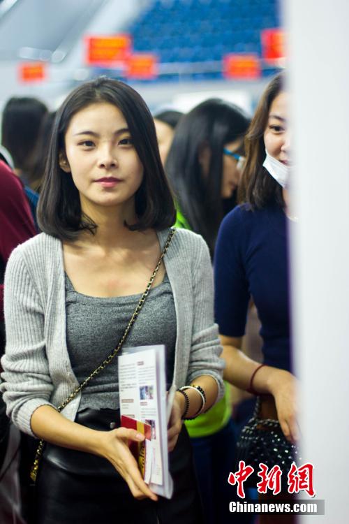 浙江传媒学院举行招聘会 现场美女云集