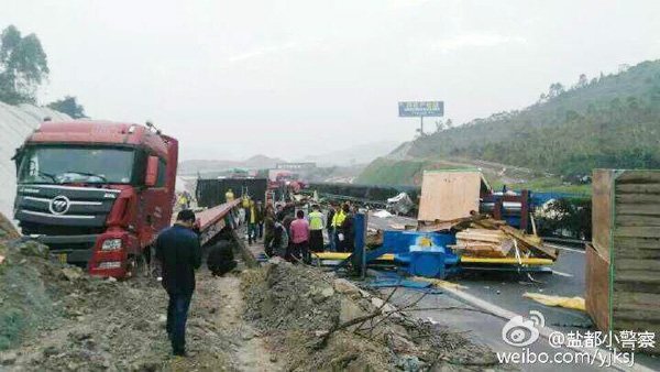 成都至南充高速一出口多车追尾 现场惨烈