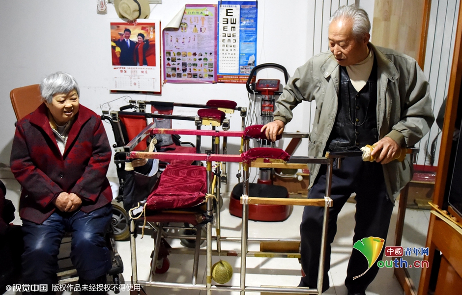 79岁老人为妻自制“爱情轮椅” 被赞“最美夫妻”