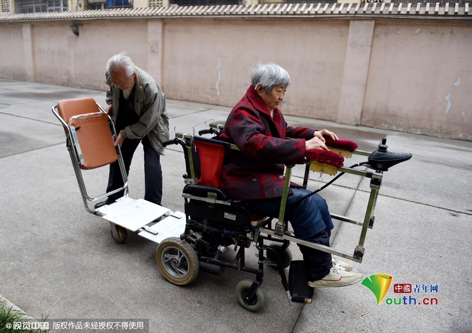 79岁老人为妻自制“爱情轮椅” 被赞“最美夫妻”