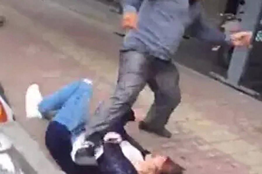 骑摩托发生碰撞 男子对女子拳打脚踢