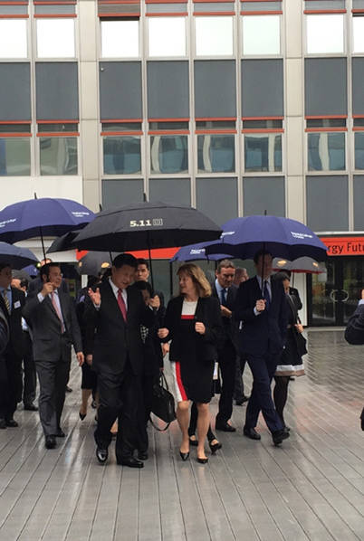 习近平冒雨参观帝理工 给讲解员打伞