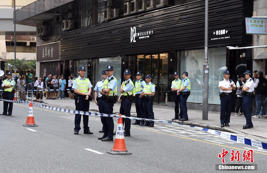 内地游客在港死亡 警方押疑犯现场重组案情