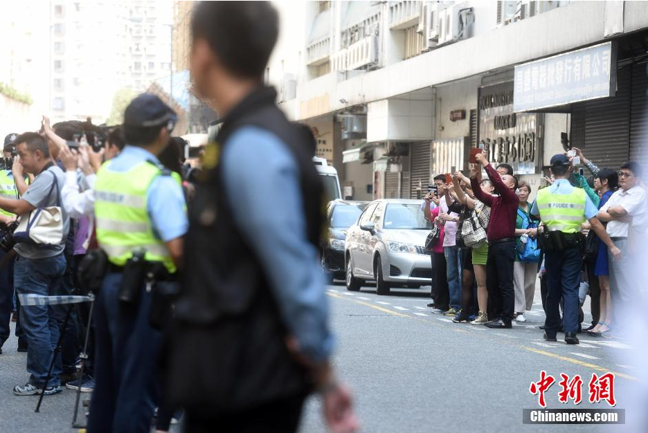 内地游客在港死亡 警方押疑犯现场重组案情