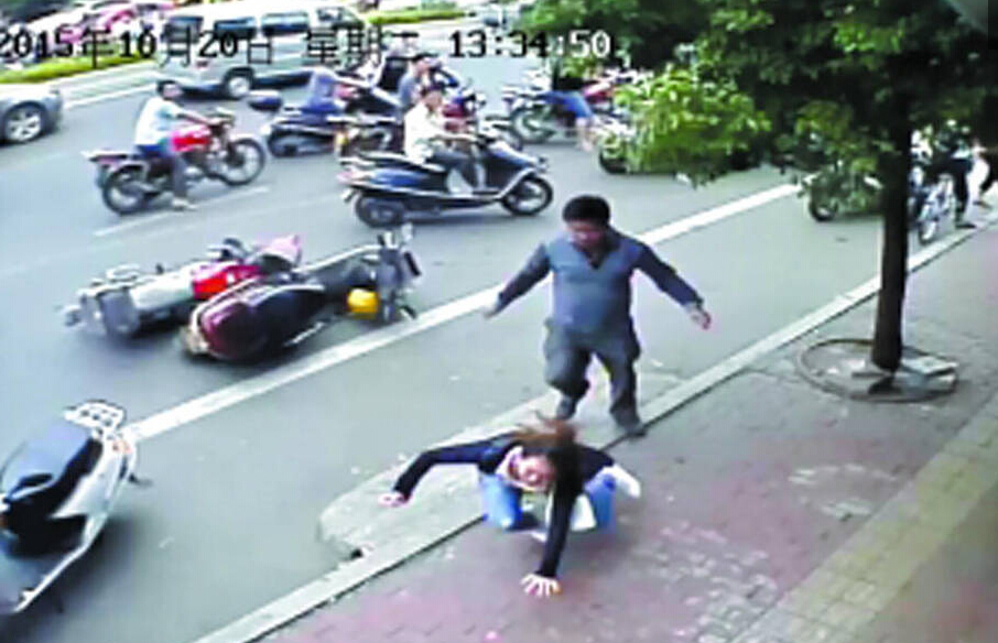 骑摩托发生碰撞 男子对女子拳打脚踢[1]