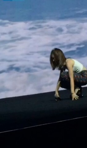 邓紫棋发布会穿高跟摔倒 盘点女星摔跤博关注事件