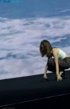 邓紫棋发布会穿高跟摔倒 盘点女星摔跤博关注事件