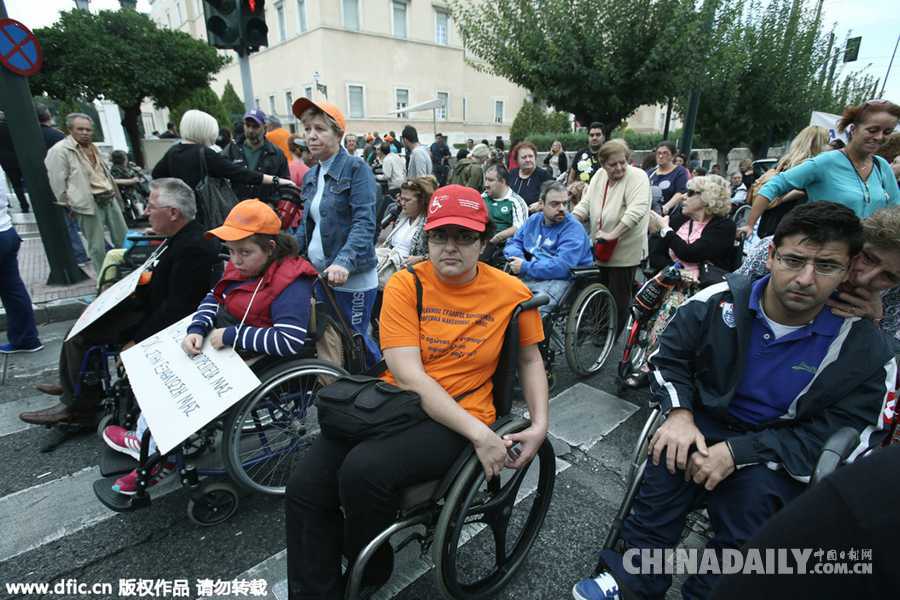 轮椅上的示威 希腊残疾人抗议政府削减伤残抚恤金