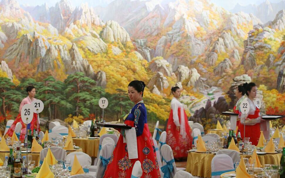 离散家属宴会朝鲜美女服务员抢眼