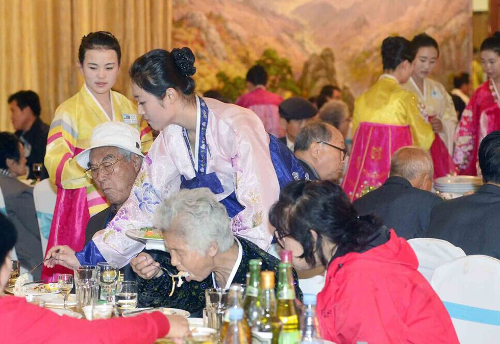 离散家属宴会朝鲜美女服务员抢眼