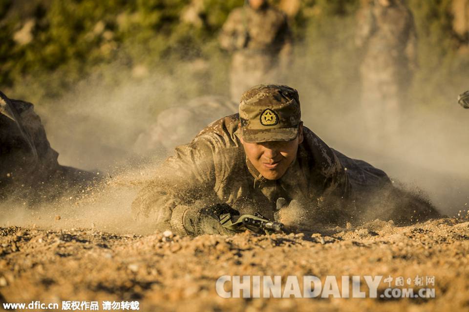 记者体验新兵营生活 痛并快乐着 - 新鲜的事 - 紫