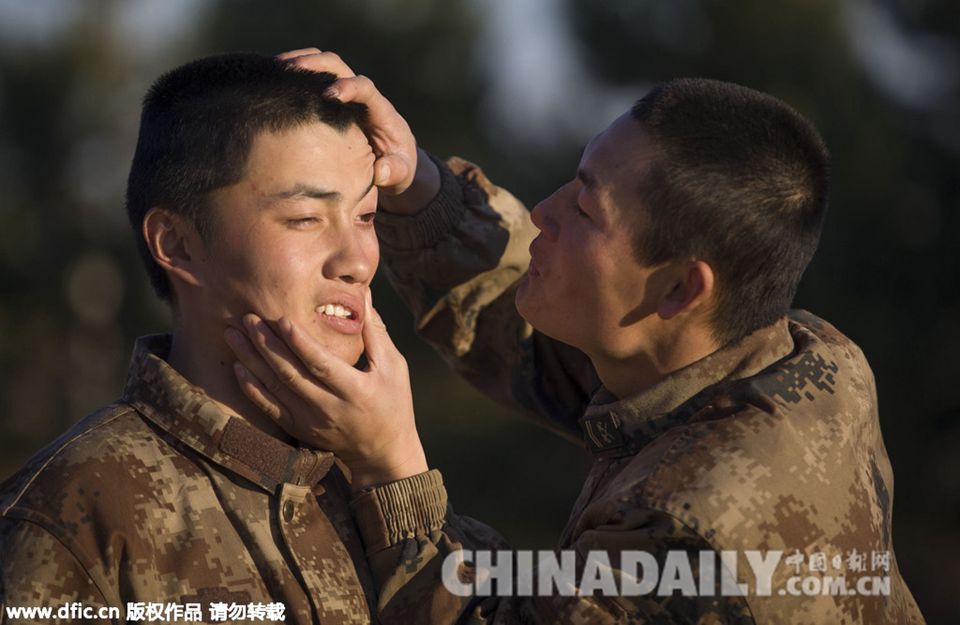 记者体验新兵营生活 痛并快乐着