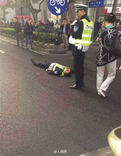 男子骑车逆行被拦 抢辣椒水喷交警