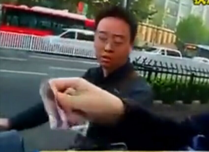 男子骑车逆行被拦 抢辣椒水喷交警