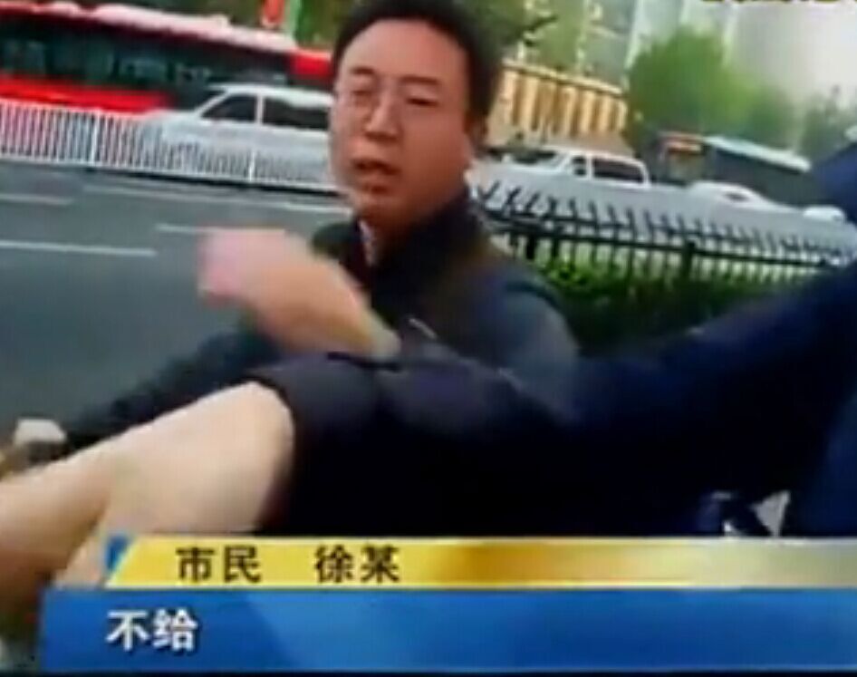男子骑车逆行被拦 抢辣椒水喷交警