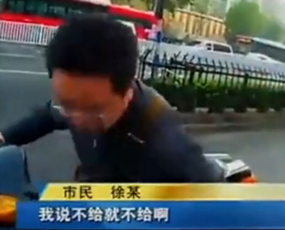男子骑车逆行被拦 抢辣椒水喷交警